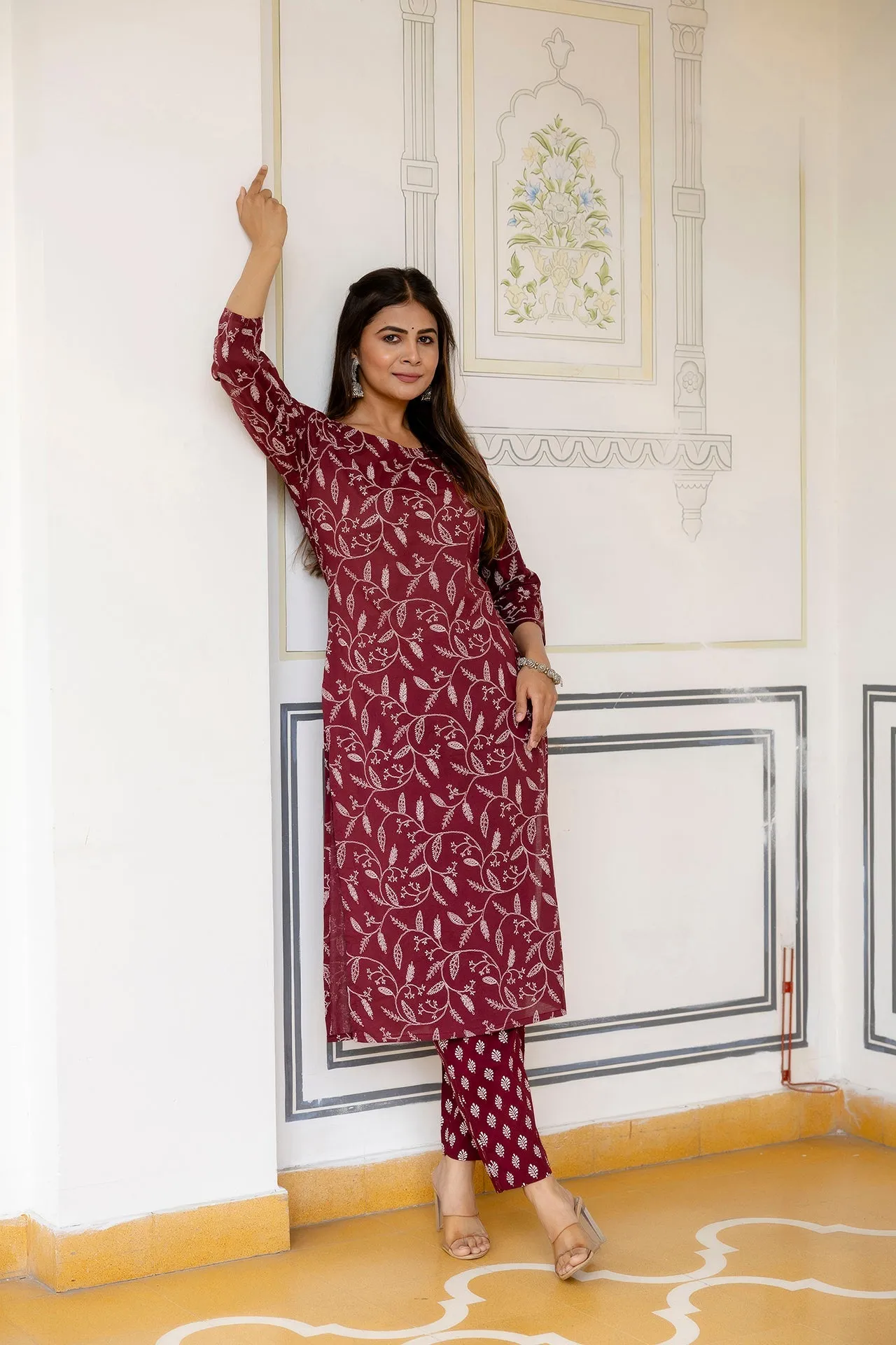 Women Burgundy Printed Straight Kurta With Trouser