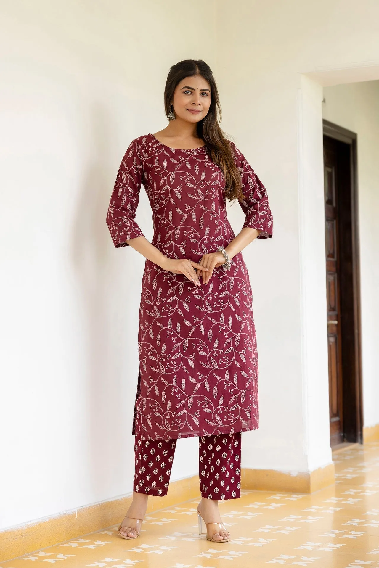 Women Burgundy Printed Straight Kurta With Trouser