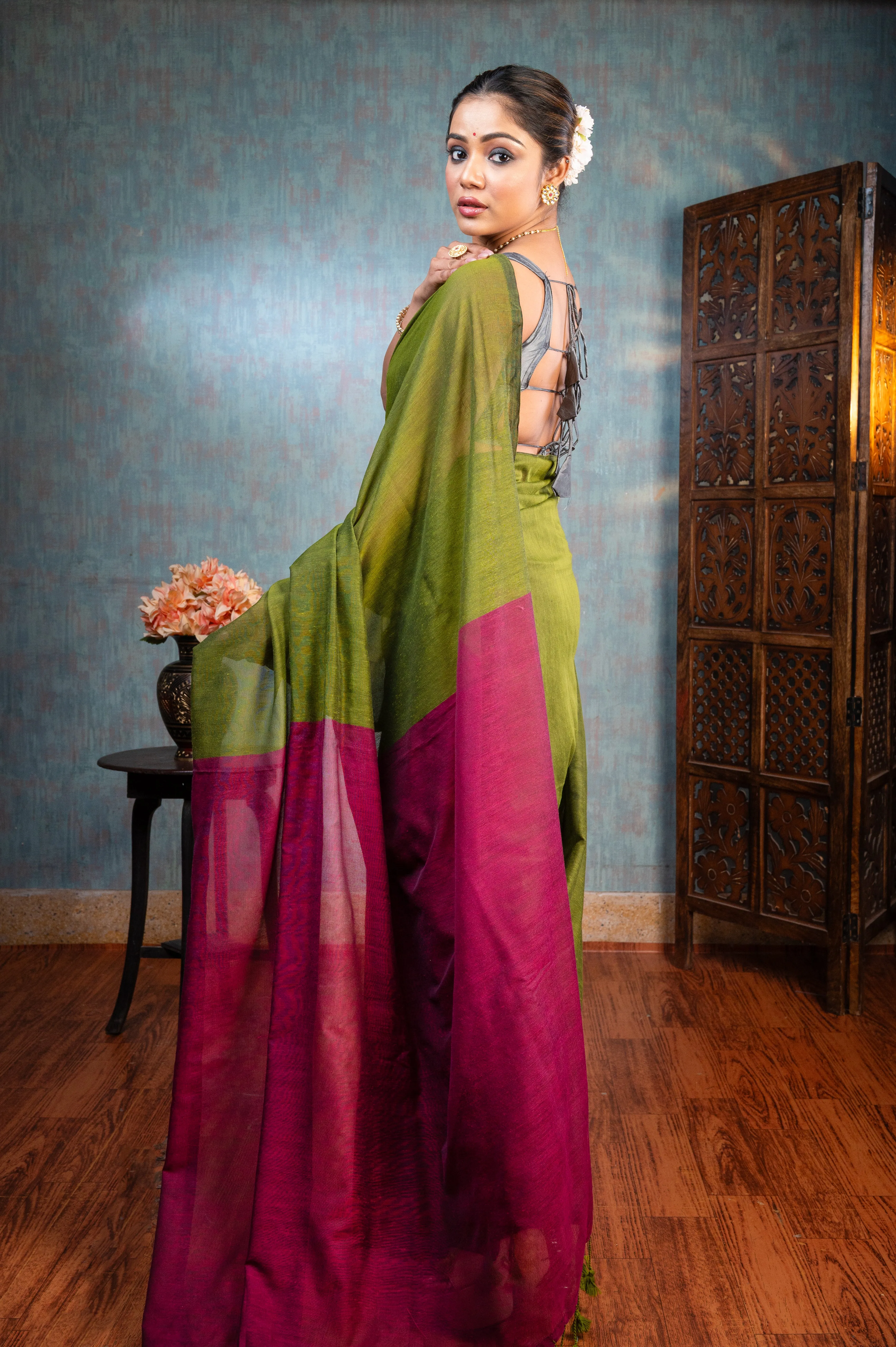 Women Juniper Green And Magenta Handloom Cotton Saree