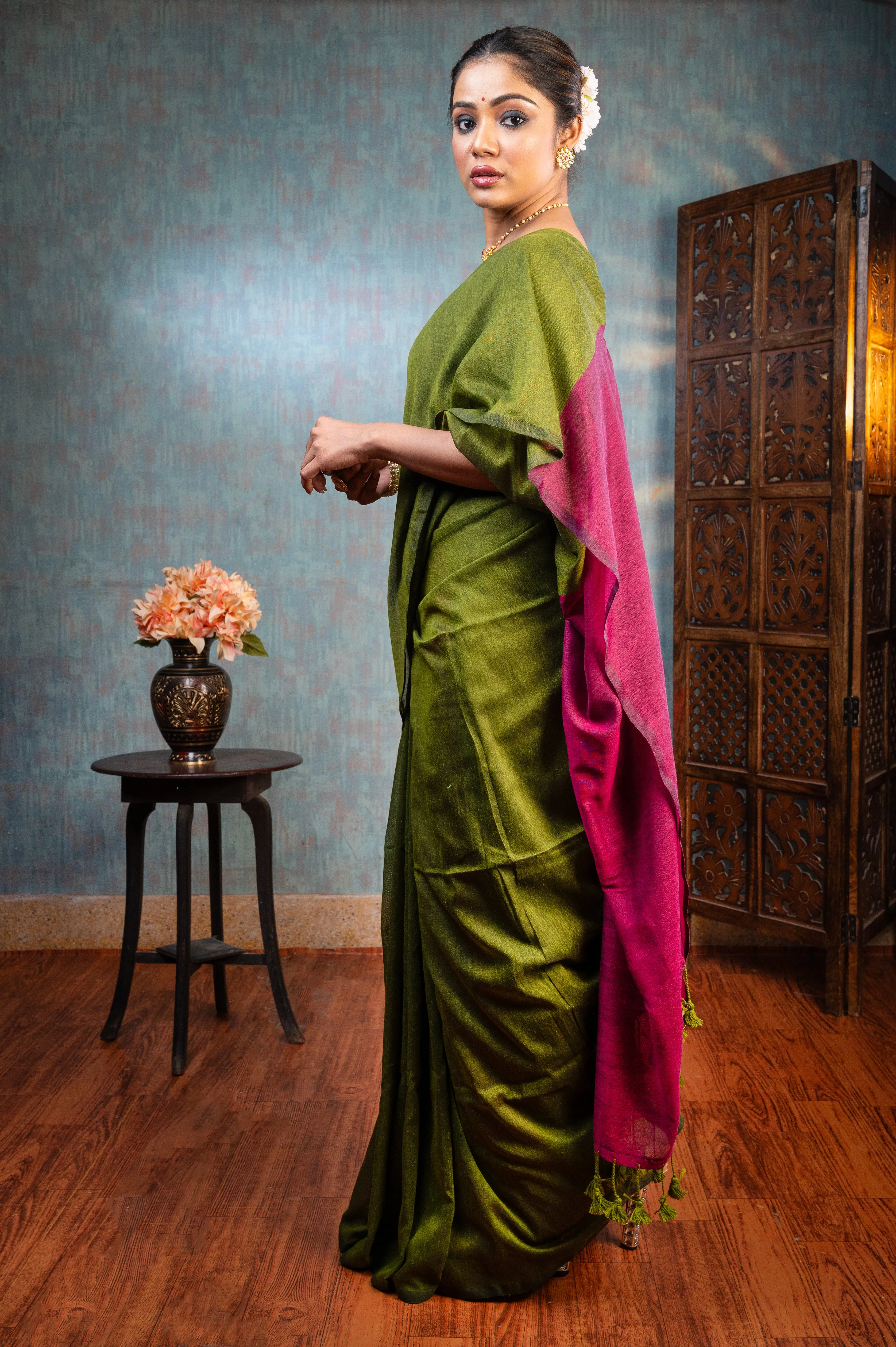 Women Juniper Green And Magenta Handloom Cotton Saree