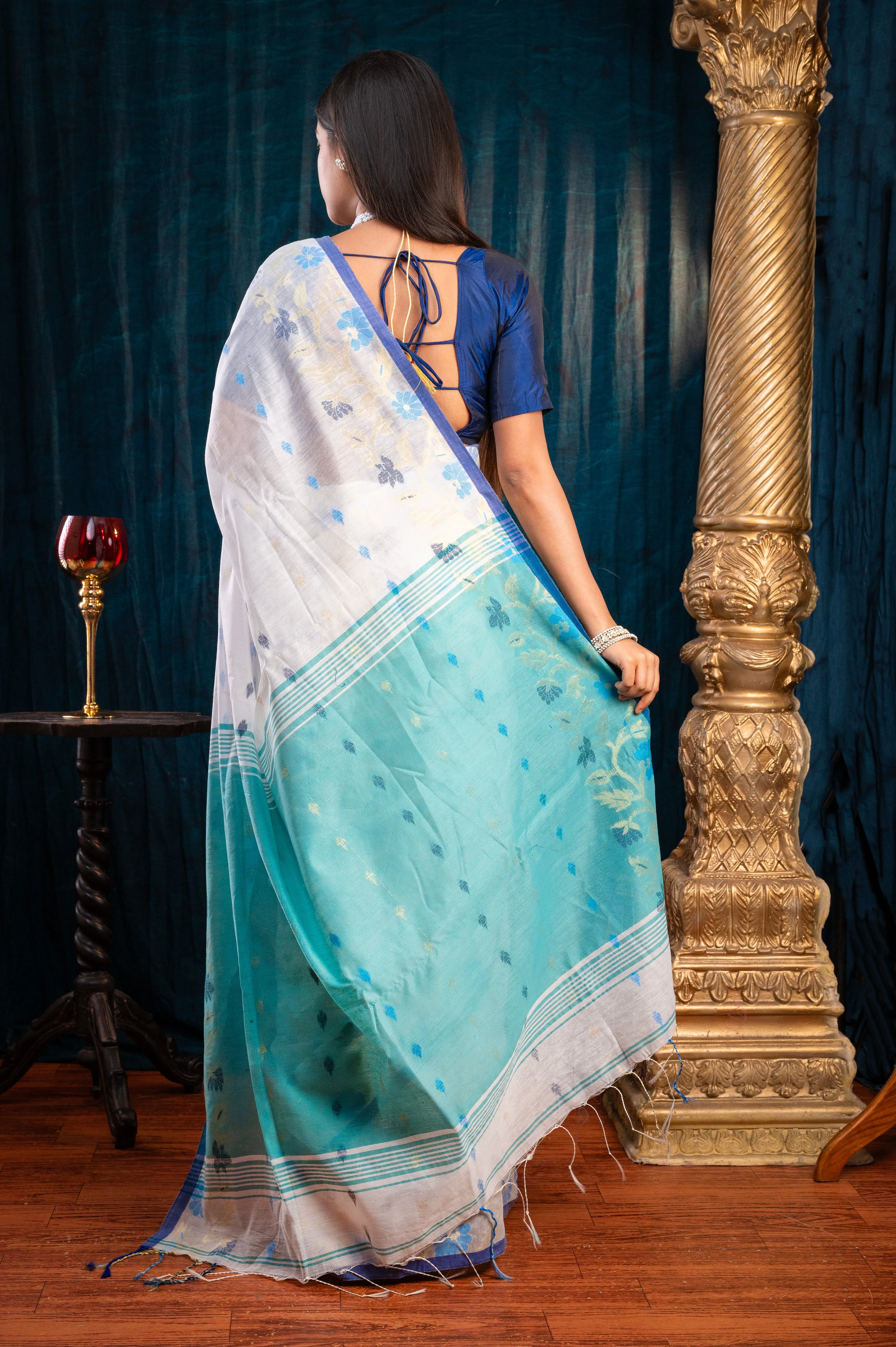 Women Off-White Handloom Cotton Saree With Contrasting Border And Pallu