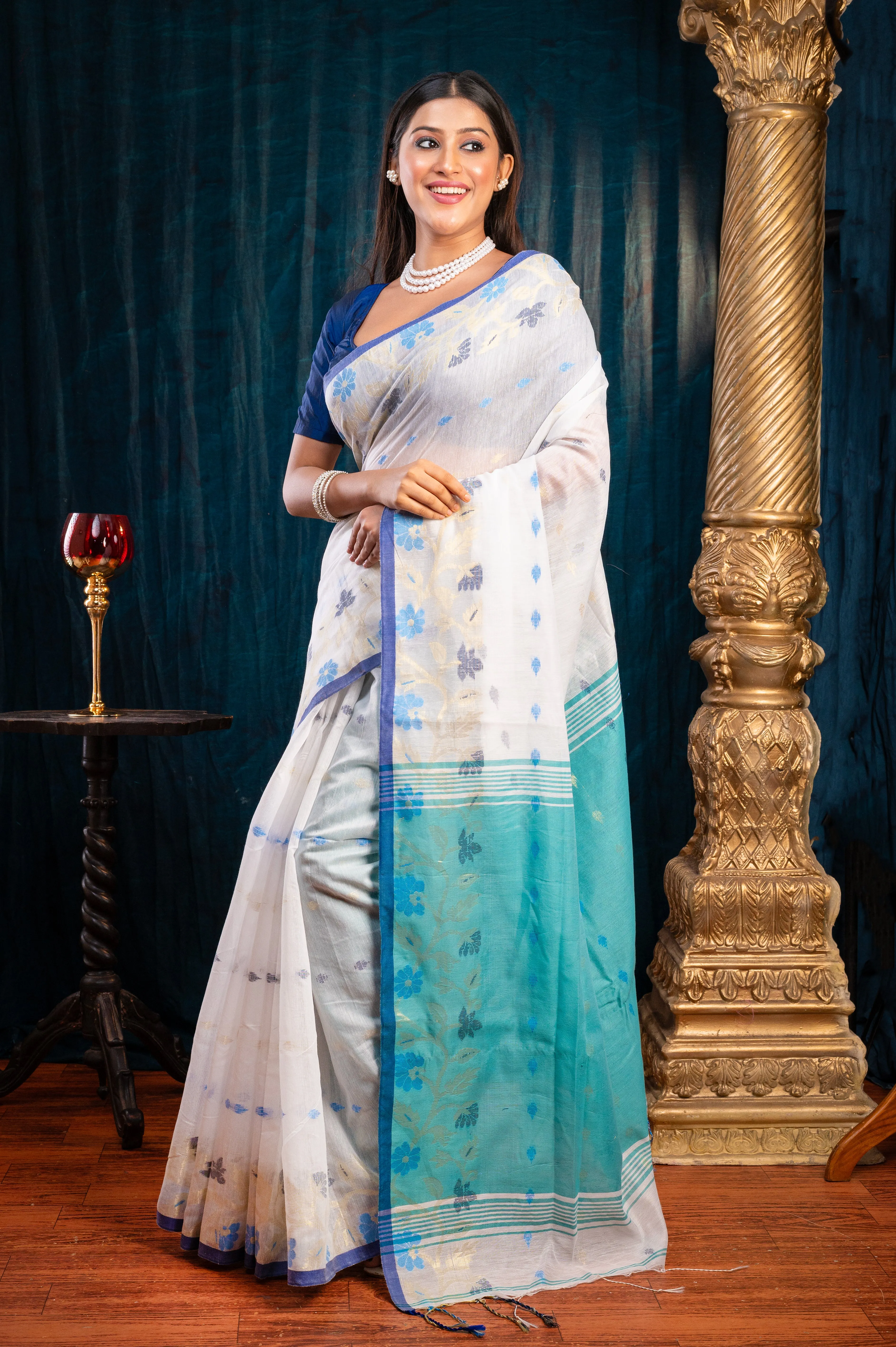 Women Off-White Handloom Cotton Saree With Contrasting Border And Pallu